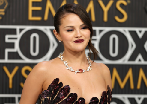 Selena Gomez brilla sul red carpet degli Emmy