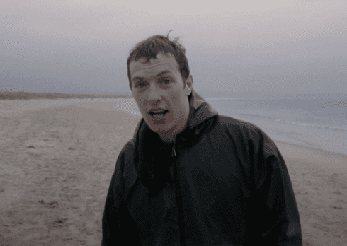 Chris Martin canta “Grace” nel nuovo video degli IDLES