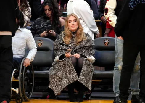 Adele ha spiegato perché sembrasse così infastidita durante la partita dell’NBA