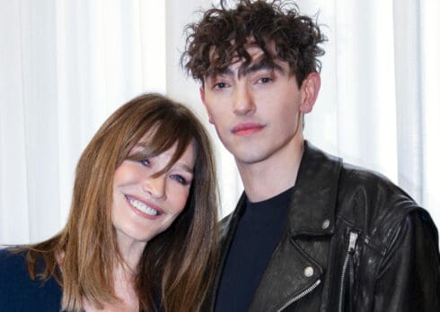 Michele Bravi e Carla Bruni cantano il loro “malumore francese”