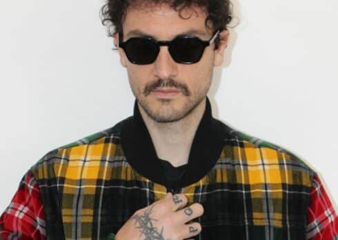 Carl Brave ha annunciato il nuovo singolo “Morto a Galla”