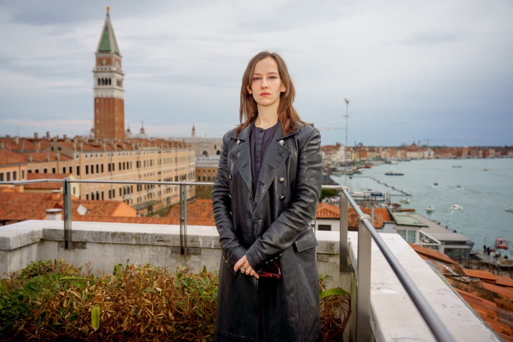 Caterina Barbieri ci sedurrà alla Biennale Musica con il techno futurismo e i pionieri dell’elettronica