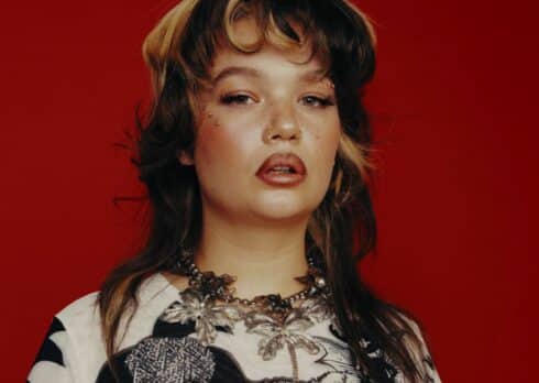 Lola Young arriva per la prima volta in Italia