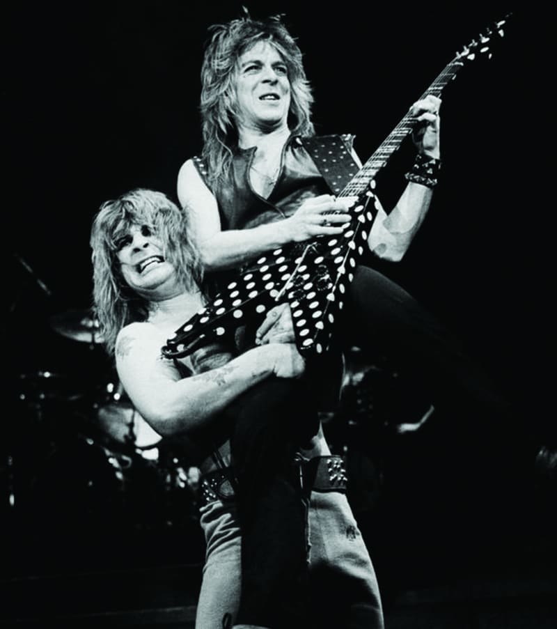 biografia Ozzy Osbourne - Ozzy e Randy Rhoads sul palco a Chicago (1982, foto di Paul Natkin)