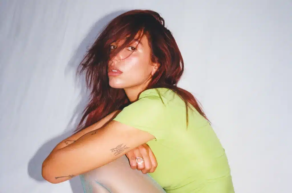 Dua Lipa licenzia il suo agente per aver firmato una petizione contro i Kneecap