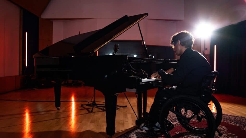 La storia di Frenci, il pianista che non si ferma davanti alla disabilità