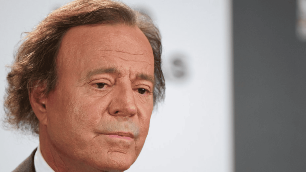 Julio Iglesias è stato accusato di violenza sessuale e traffico di esseri umani da due ex dipendenti
