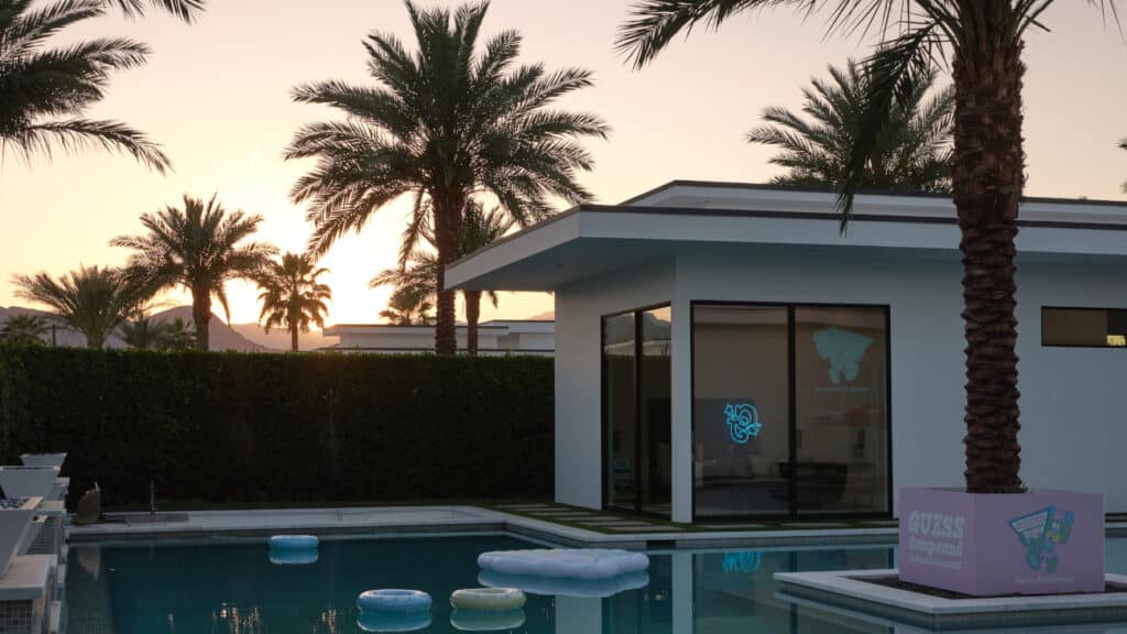Coachella: GUESS è tornata a Indio con il Desert Compound