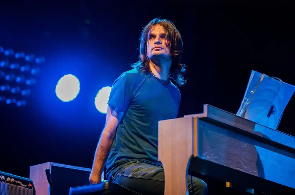 Jonny Greenwood: «Cancellare la musica equivale a togliere i libri dagli scaffali»