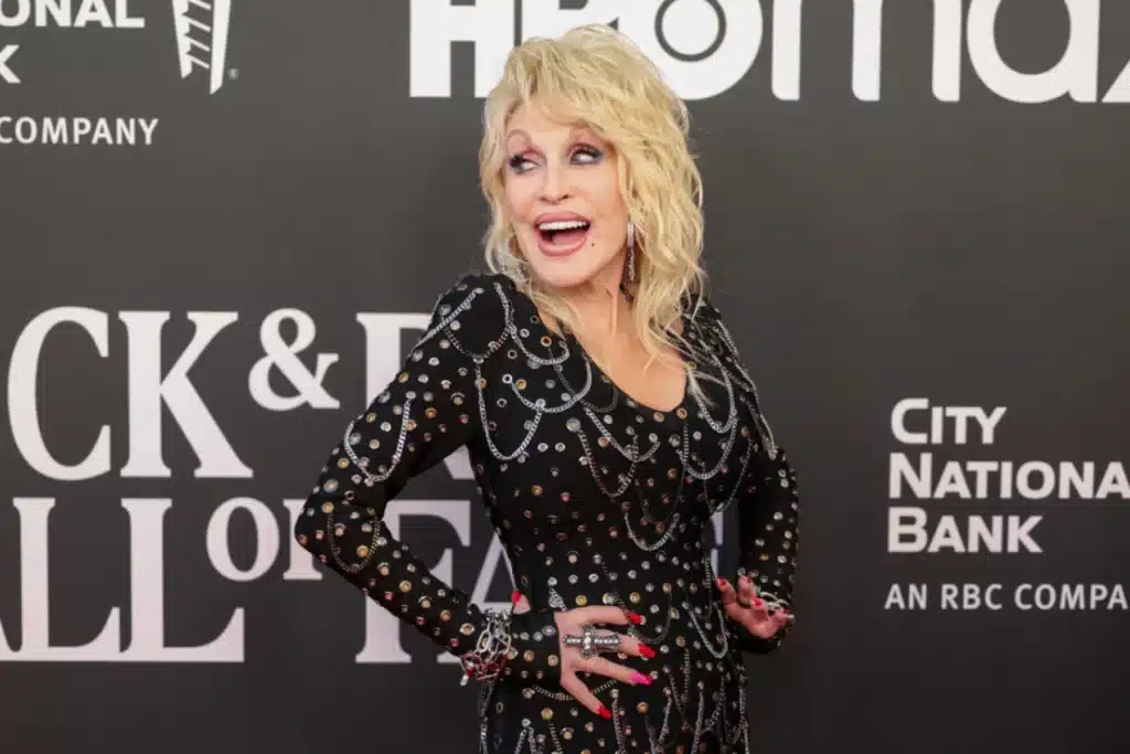 Da Harry Styles a Miley Cyrus: gli artisti continuano a celebrare Dolly Parton 