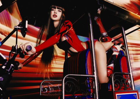 LISA ci saluta in Thailandese, JISOO canta l’amore con un CLICK: il ritorno delle star delle BLACKPINK